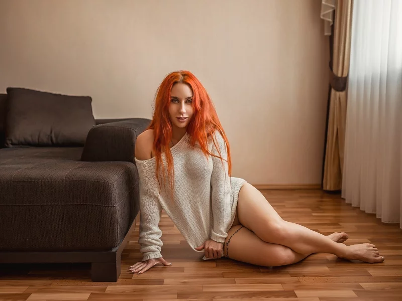 девушка, милая, симпатичная, рыжеволосая, ножки, свитер