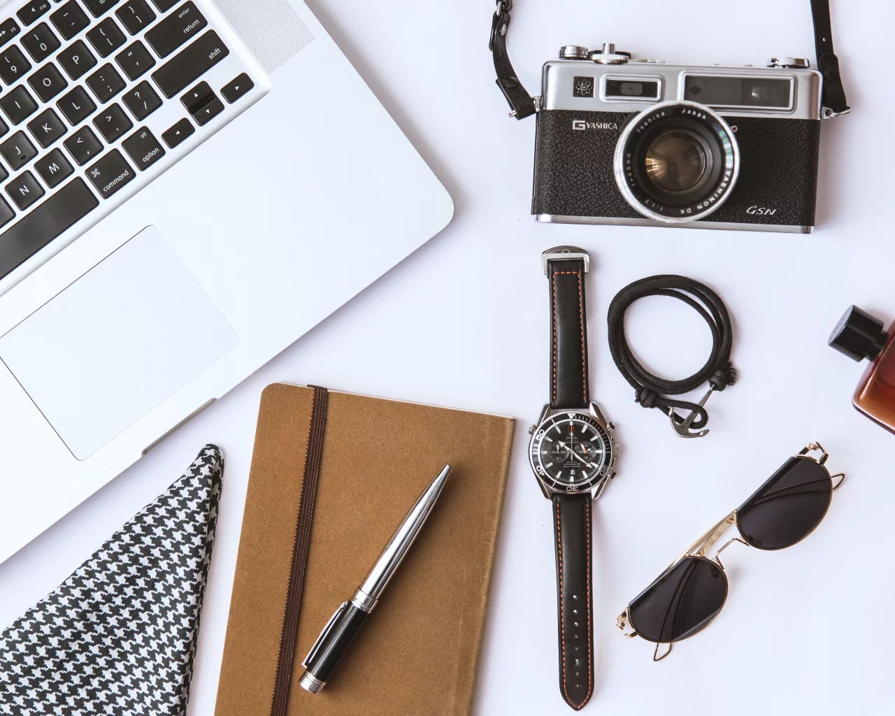 minimalist, office
