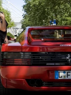 девушка, красивая, позирует у ferrari