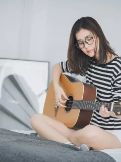 девушка, играет на гитаре