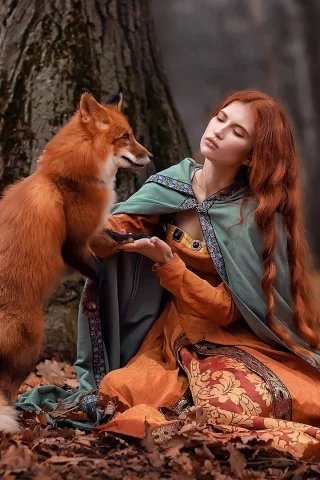 девушка рыжая, красивая, на природе, с лисой