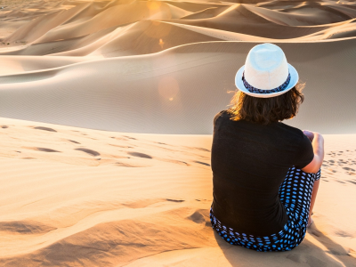 девушка, сидит на песке, в пустыне