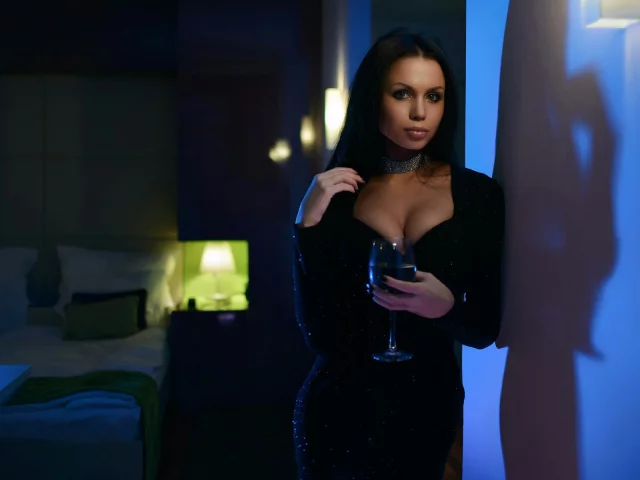 девушка, красивая, с бокалом в руке