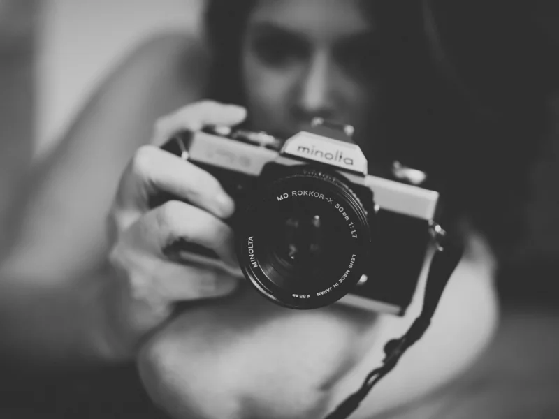 девушка, фотоаппарат в руках