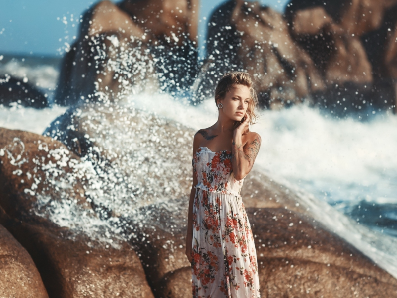 девушка, модель, фотосессия у моря, брызги воды