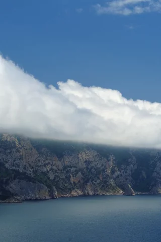 море, берег, облака
