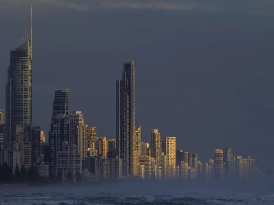 город, море, небоскрёб, туман
