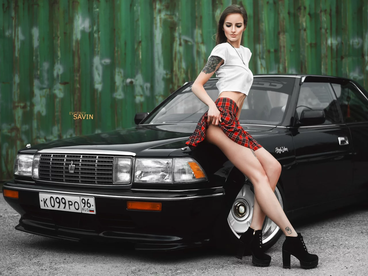 девушка, ножки, юбка, тату, автомобиль