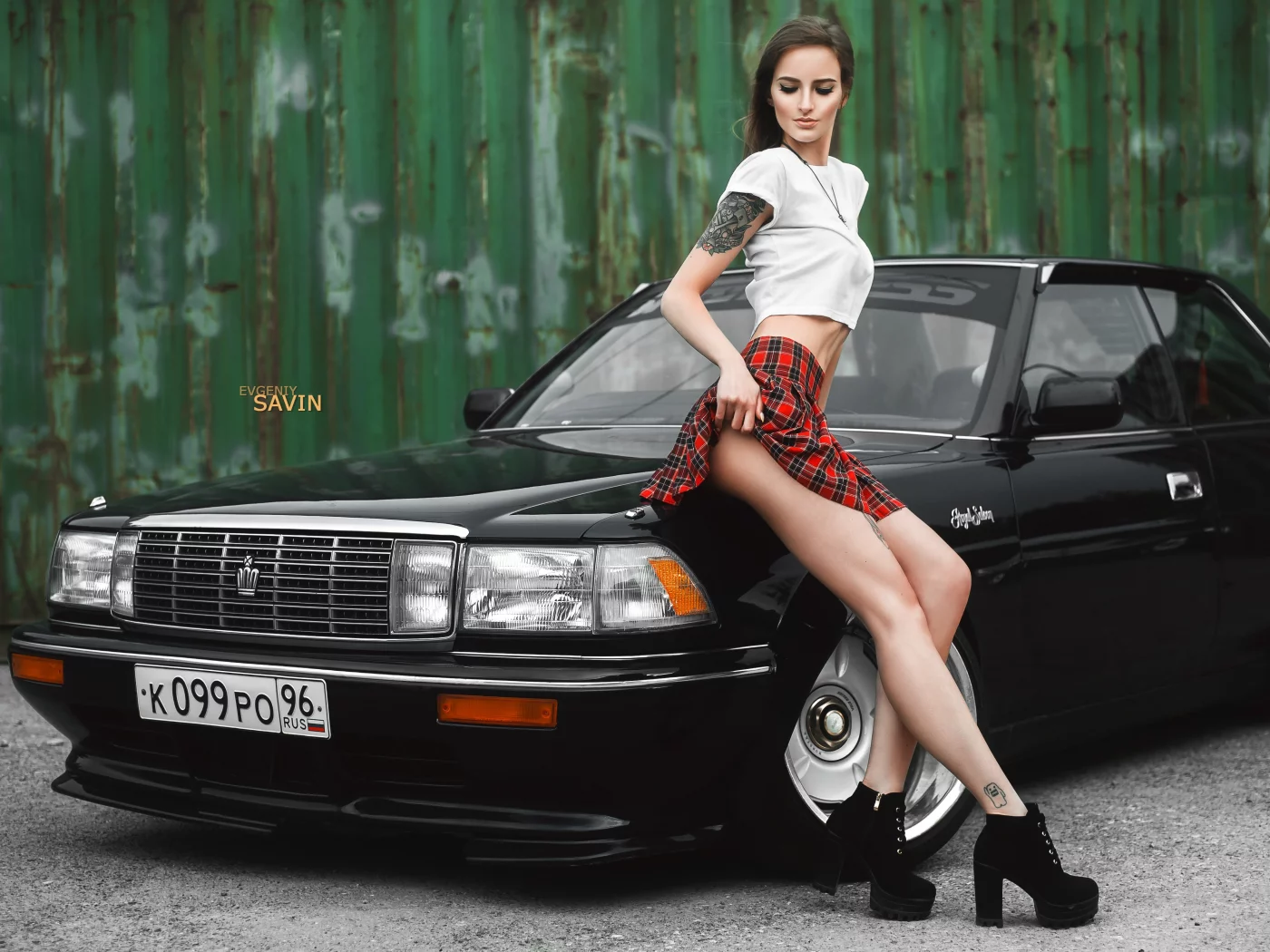 девушка, ножки, юбка, тату, автомобиль