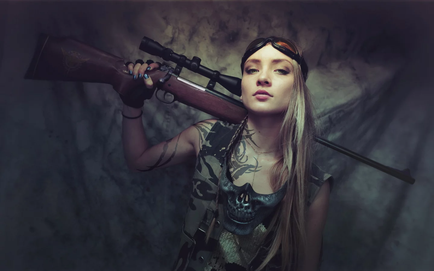 девушка, взгляд, оружие в руках