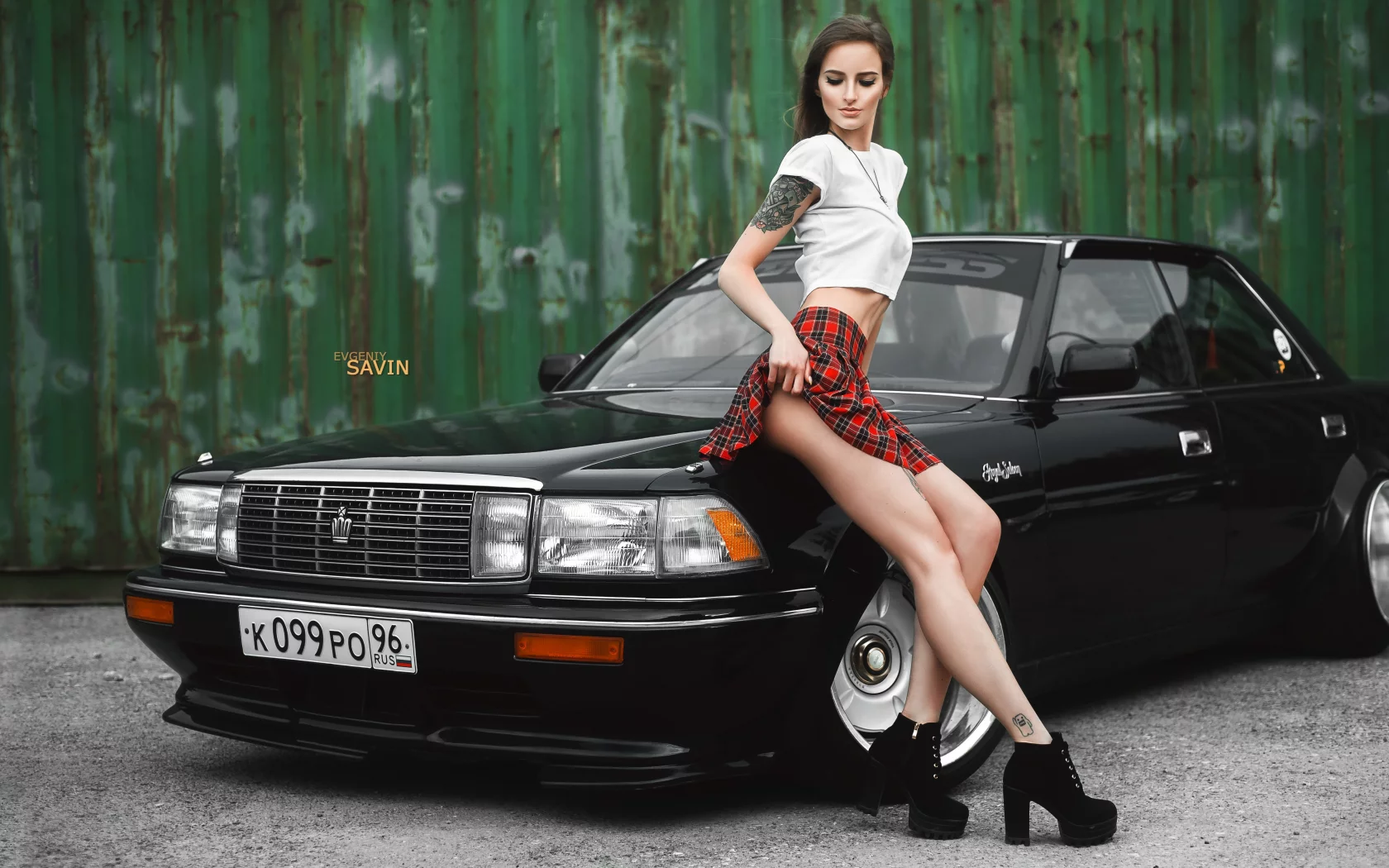 девушка, ножки, юбка, тату, автомобиль
