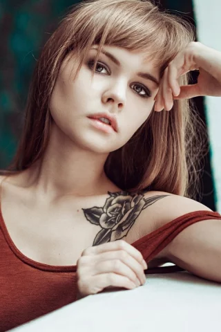 девушка, взгляд, тату на теле