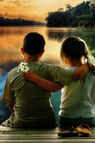 дети, сидят в обнимку, у озера