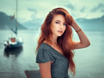 девушка шатенка, красивая, у моря