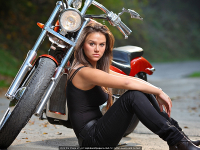 девушка, взгляд, сидит у мотоцикла