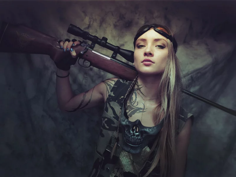 девушка, взгляд, оружие в руках