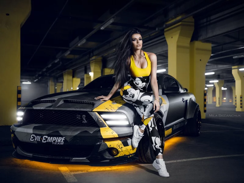 девушка, красивая, позирует у ford mustang