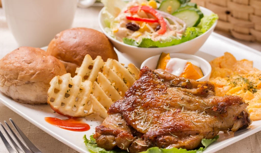 булочка, мясо, пюре, салат