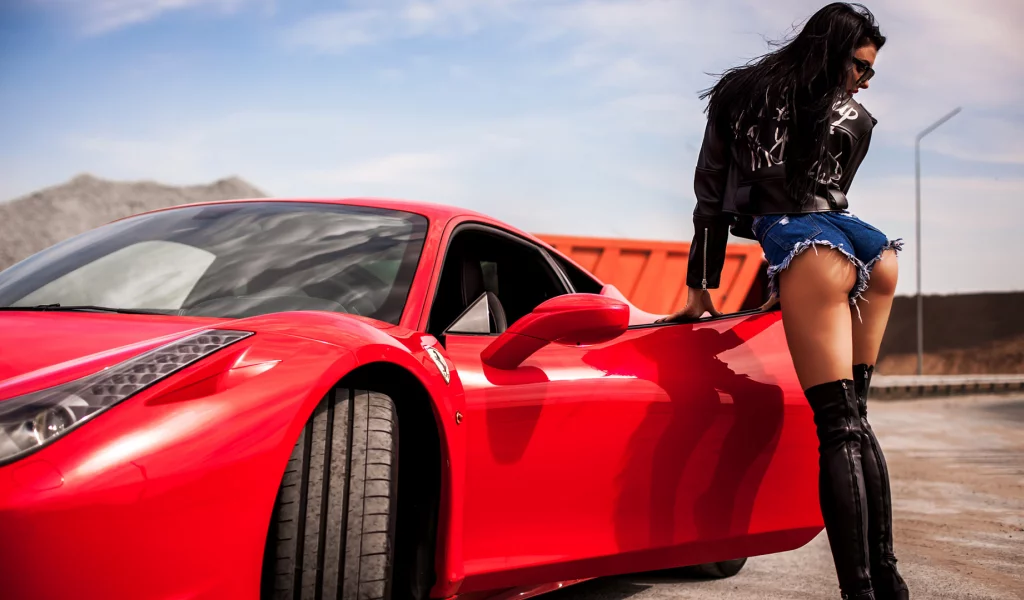 девушка, позирует у автомобиля ferrari 458 italia