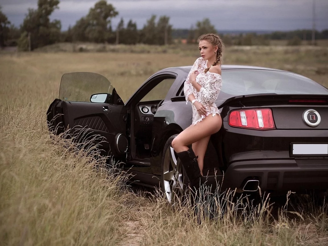 девушка, стоит у автомобиля