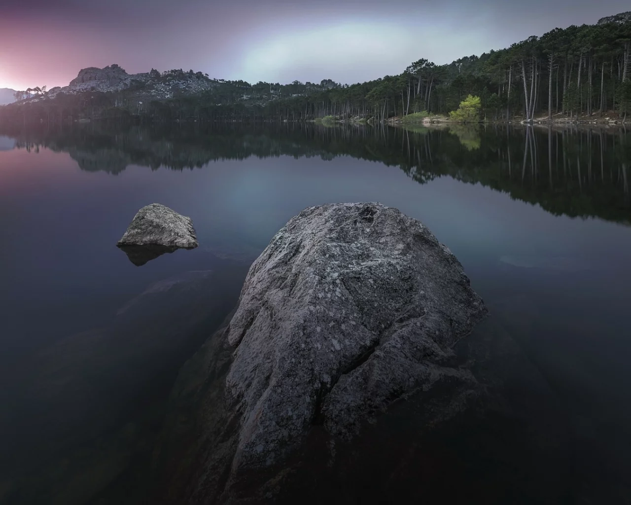 озеро, камень в воде