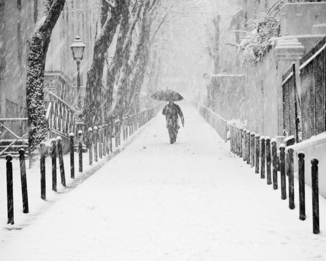 город, улица, зима, снег, прохожий с зонтиком