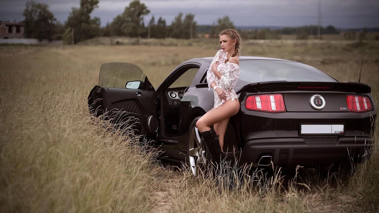 девушка, стоит у автомобиля