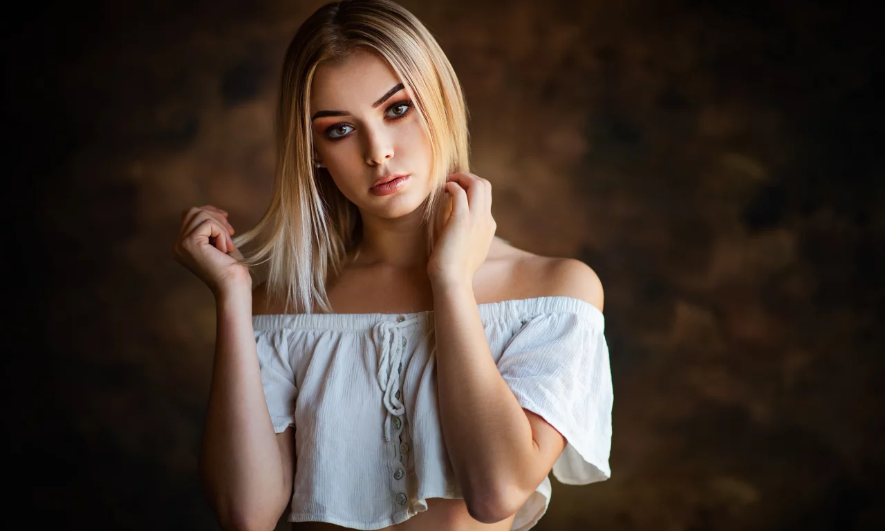 блондинка, красивая девушка, взгляд, в топике