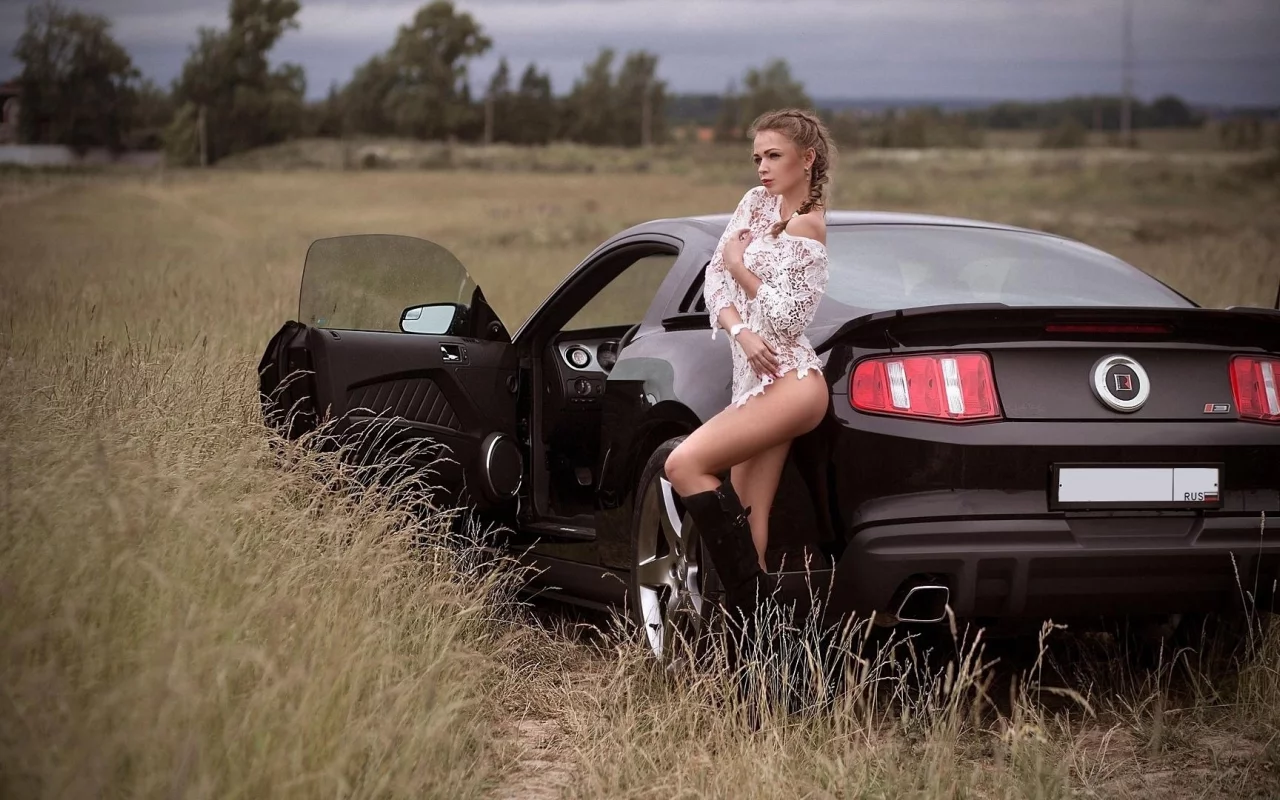 девушка, стоит у автомобиля