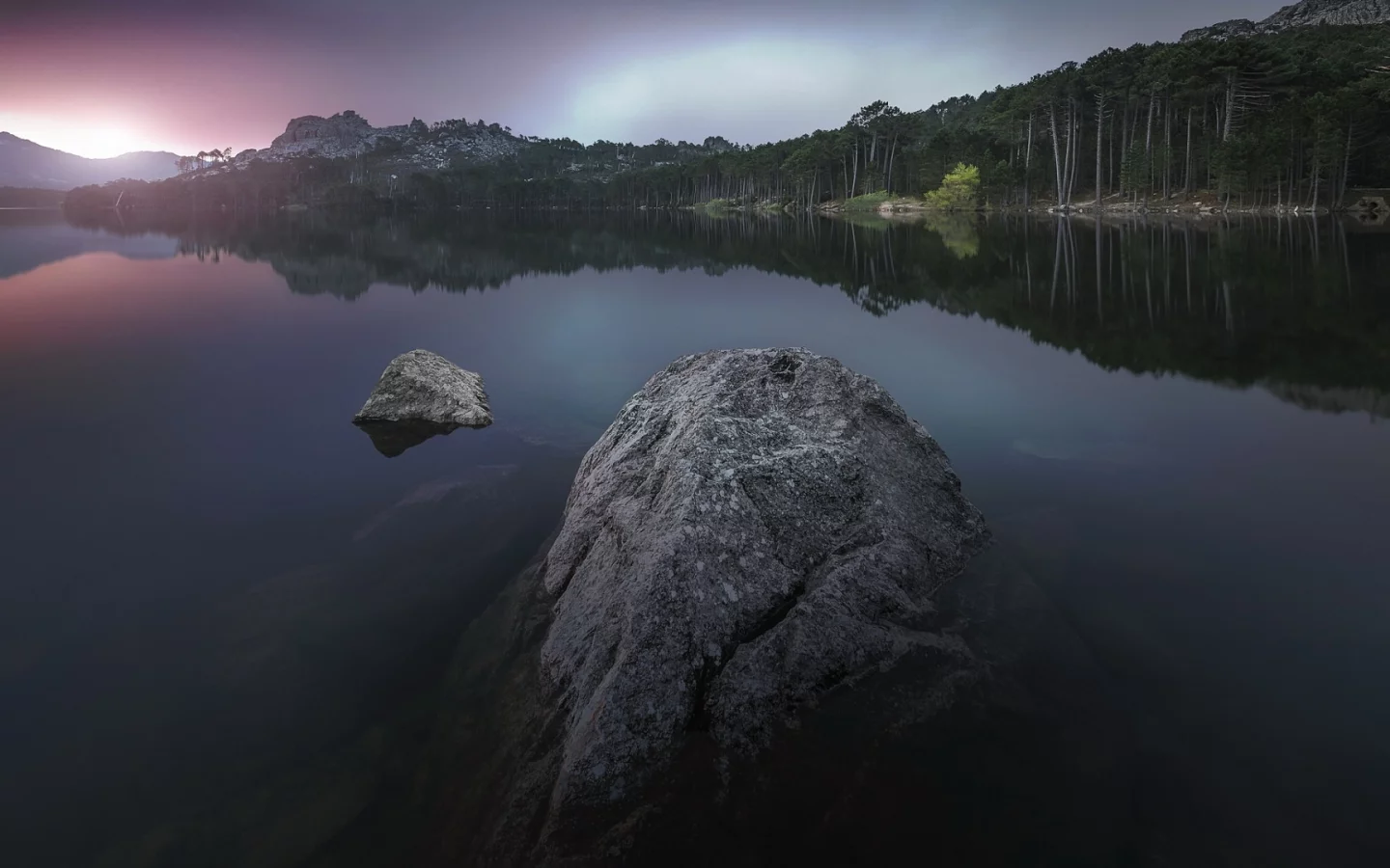 озеро, камень в воде