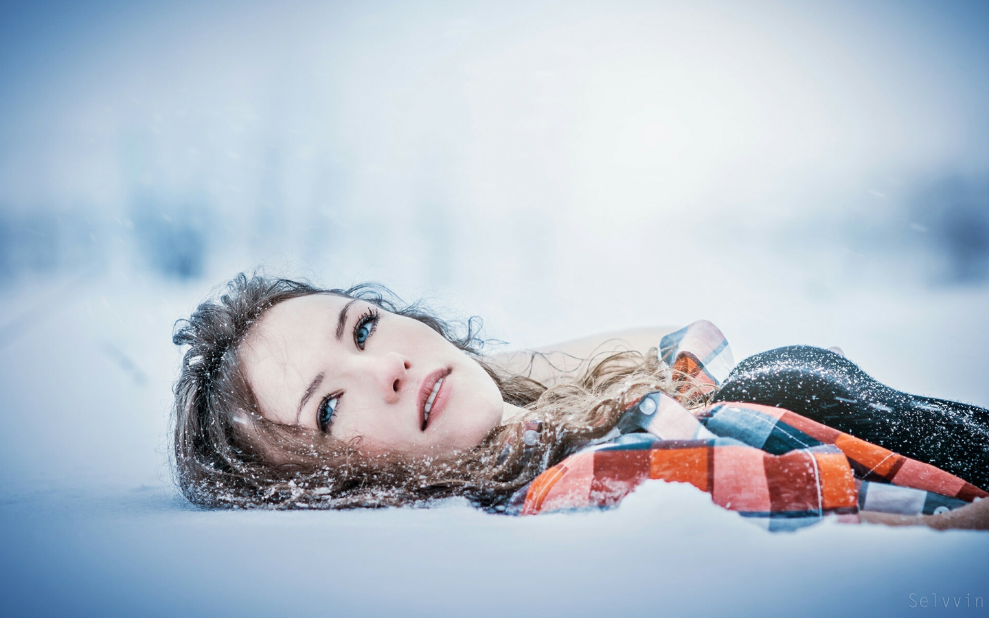 девушка, взгляд, лежит в снегу