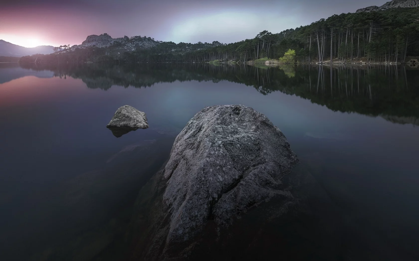 озеро, камень в воде