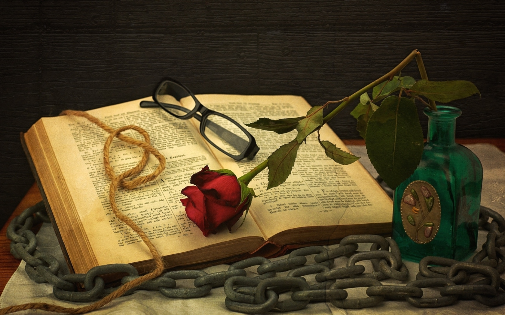 книга, очки, роза, цепь