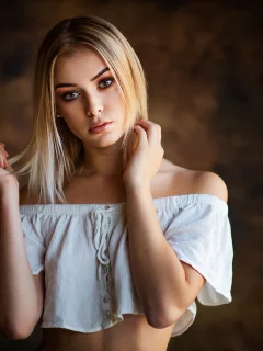 блондинка, красивая девушка, взгляд, в топике