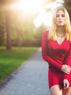 блондинка, красивая девушка, в красном платье
