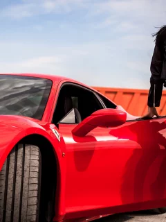 девушка, позирует у автомобиля ferrari 458 italia
