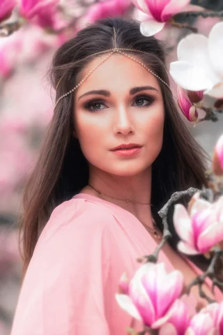 девушка, модель, позирует в цветах, магнолиях