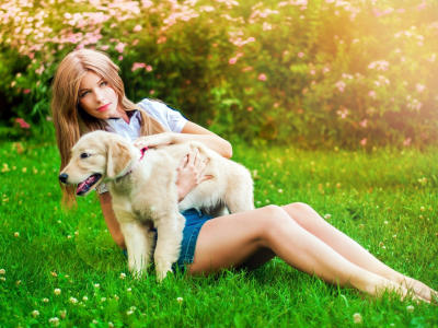 девушка с собакой, на природе
