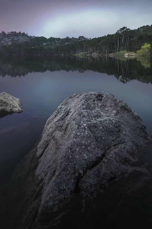 озеро, камень в воде