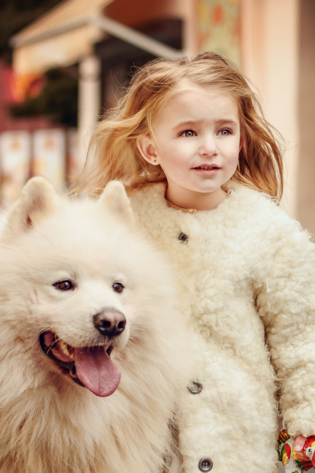 девочка маленькая, с собакой