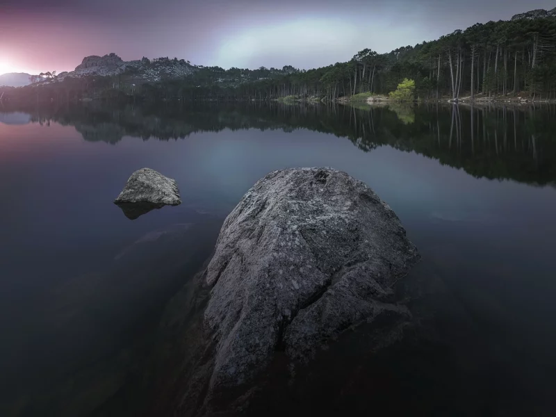 озеро, камень в воде