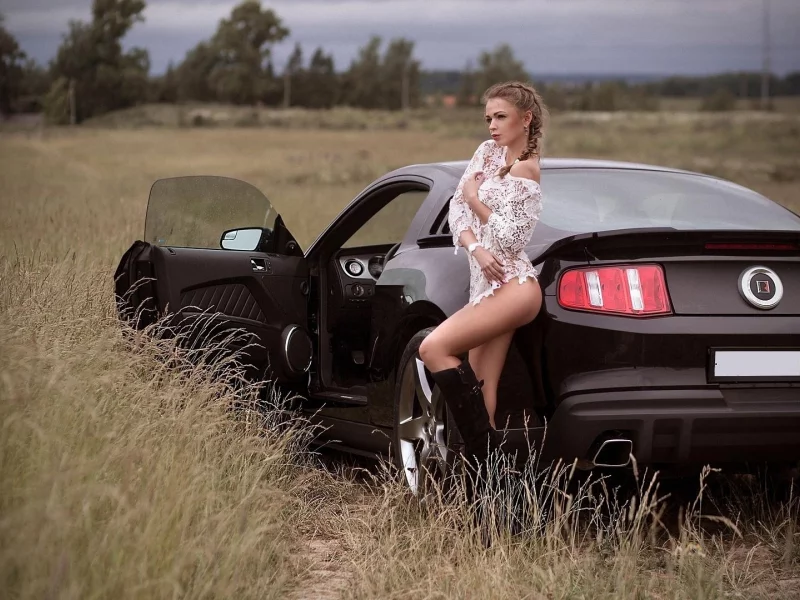 девушка, стоит у автомобиля