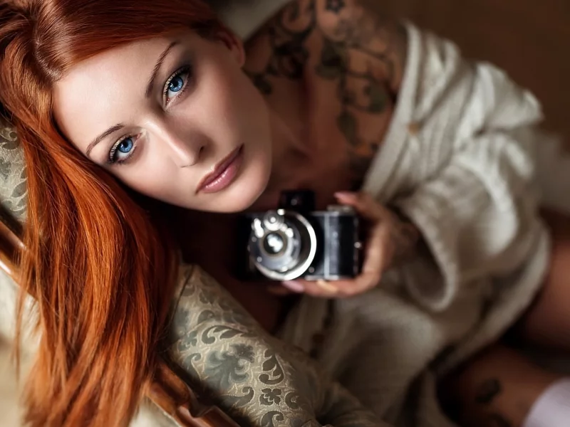 девушка рыжая, взгляд, фотоаппарат в руке