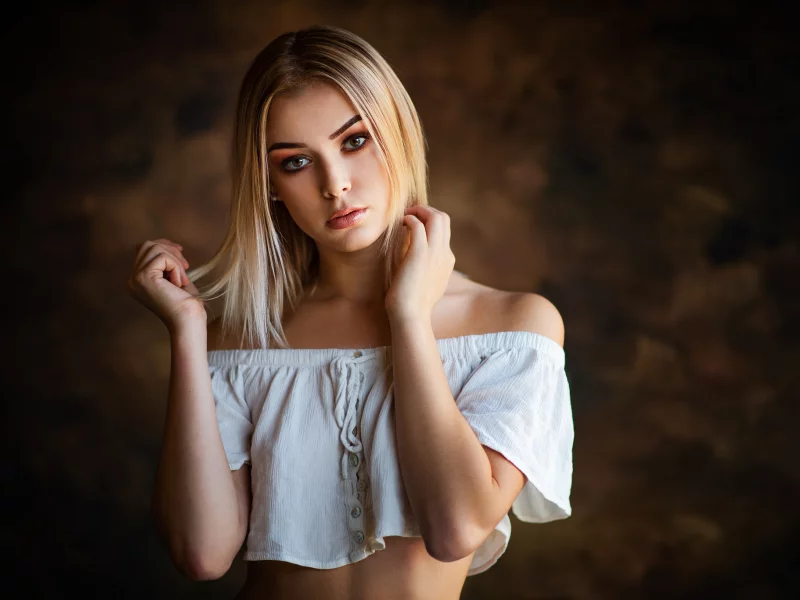 блондинка, красивая девушка, взгляд, в топике