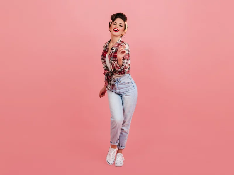 girl, beautiful, cute, sexy, brunette, jeans, slim, sneakers