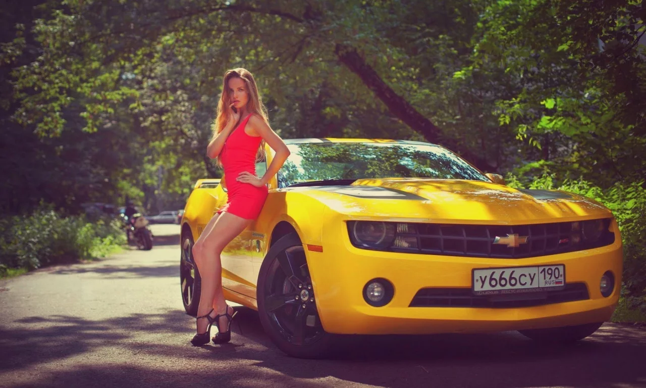 Девушка и автомобиль