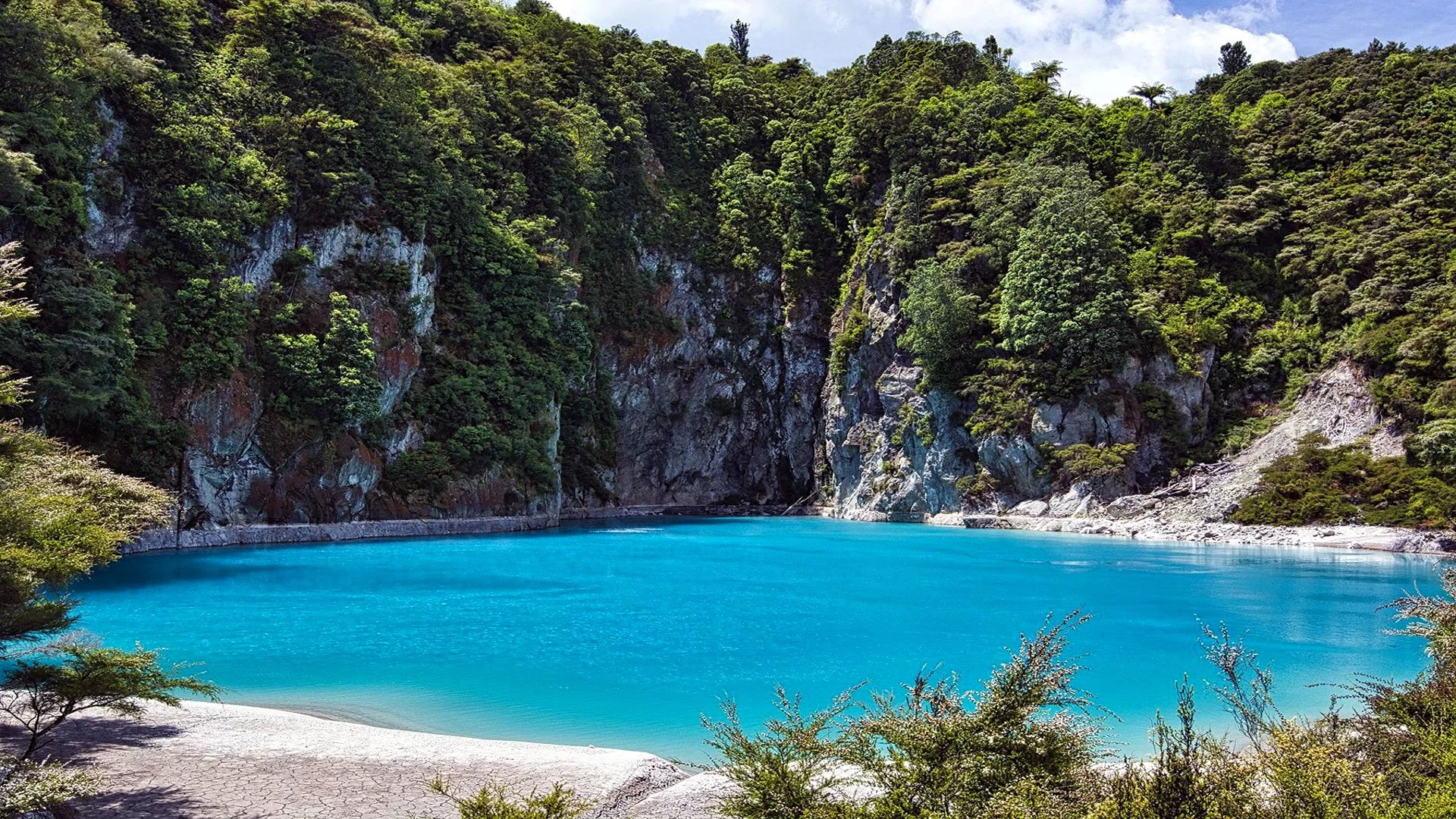 Inferno Crater Lake, Waimangu, New Zealand