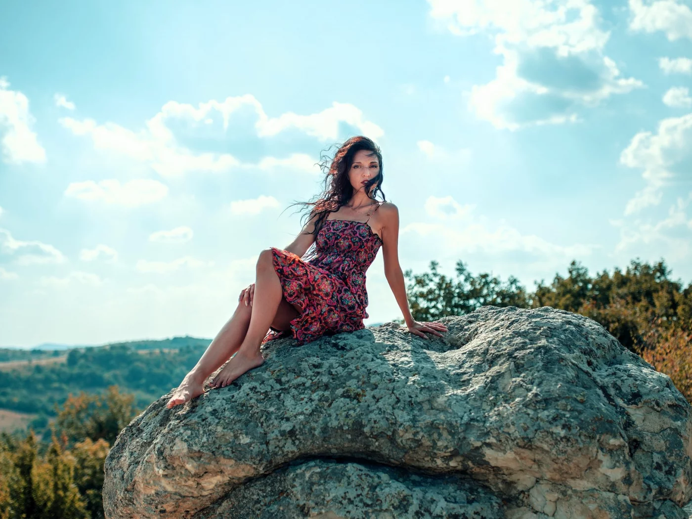 На камне