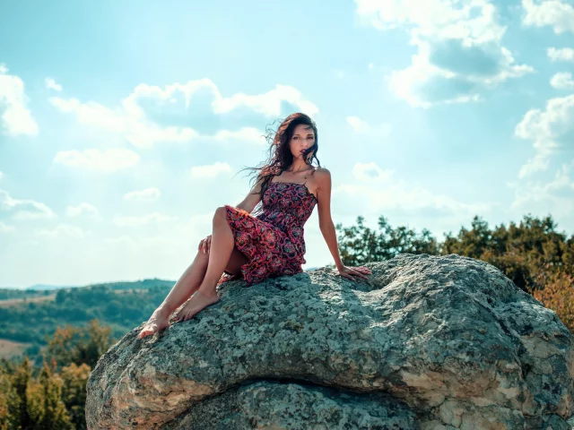 На камне